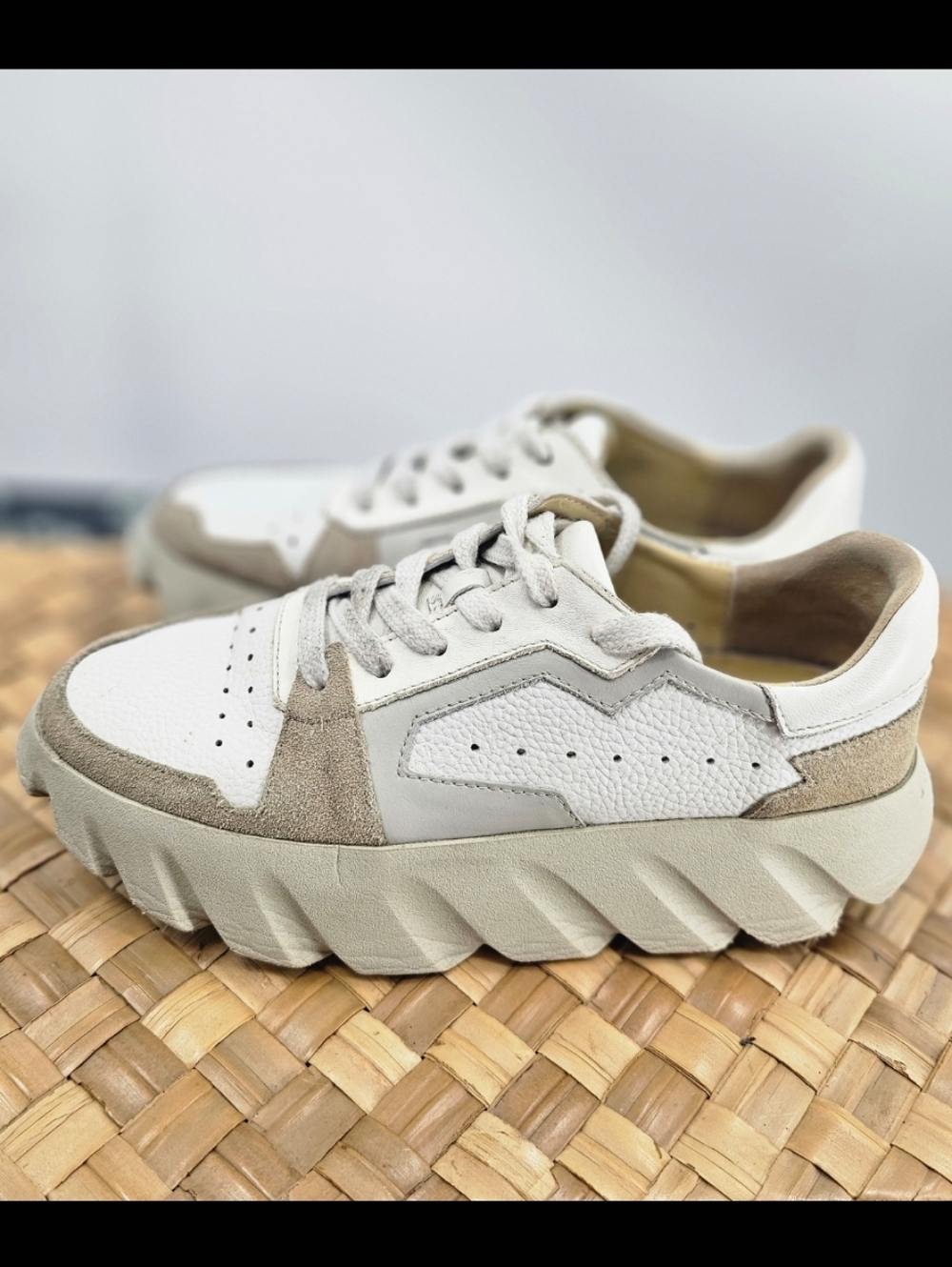 4ccccees White Tan Sneakers Size 39
